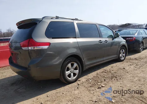 2012 Toyota Sienna Le V6 8 Passenger z USA, uszkodzony, nr VIN 5TDKK3DC6CS182622